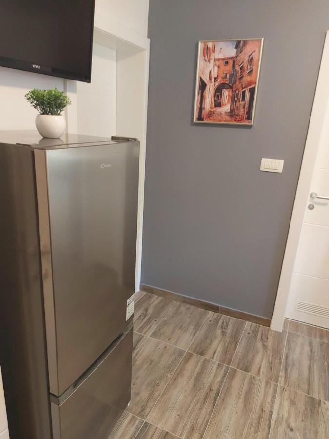 Apartments Sara Слатине Экстерьер фото