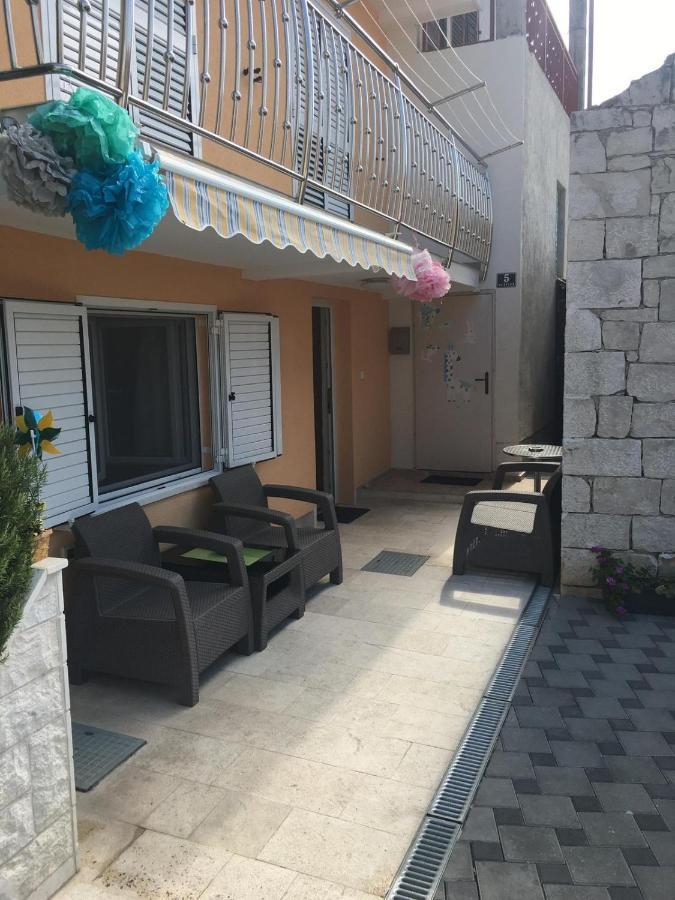 Apartments Sara Слатине Экстерьер фото