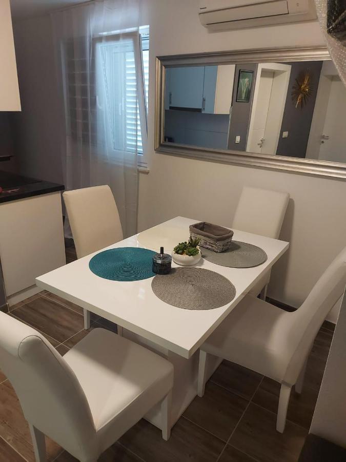 Apartments Sara Слатине Экстерьер фото