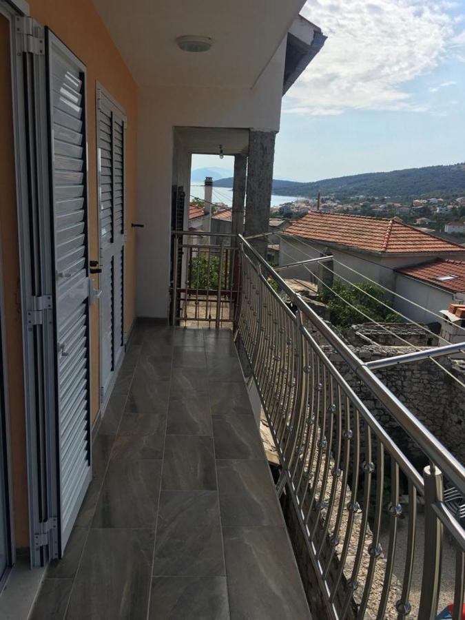 Apartments Sara Слатине Экстерьер фото